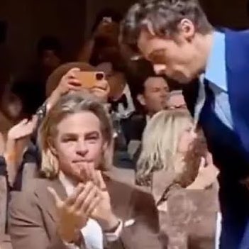 PopBase's tweet photo. Malala gets asked by Jimmy Kimmel if she thinks Harry Styles spit on Chris Pine at the #Oscars: 

“I only talk about peace.” https://t.co/Ph5o2HaYPp