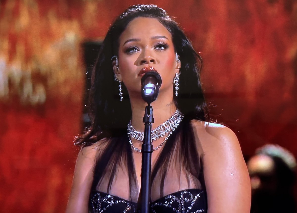 NextBestPicture's tweet photo. I just audibly gasped #Oscars #Rihanna https://t.co/tshXZ3Z4H8