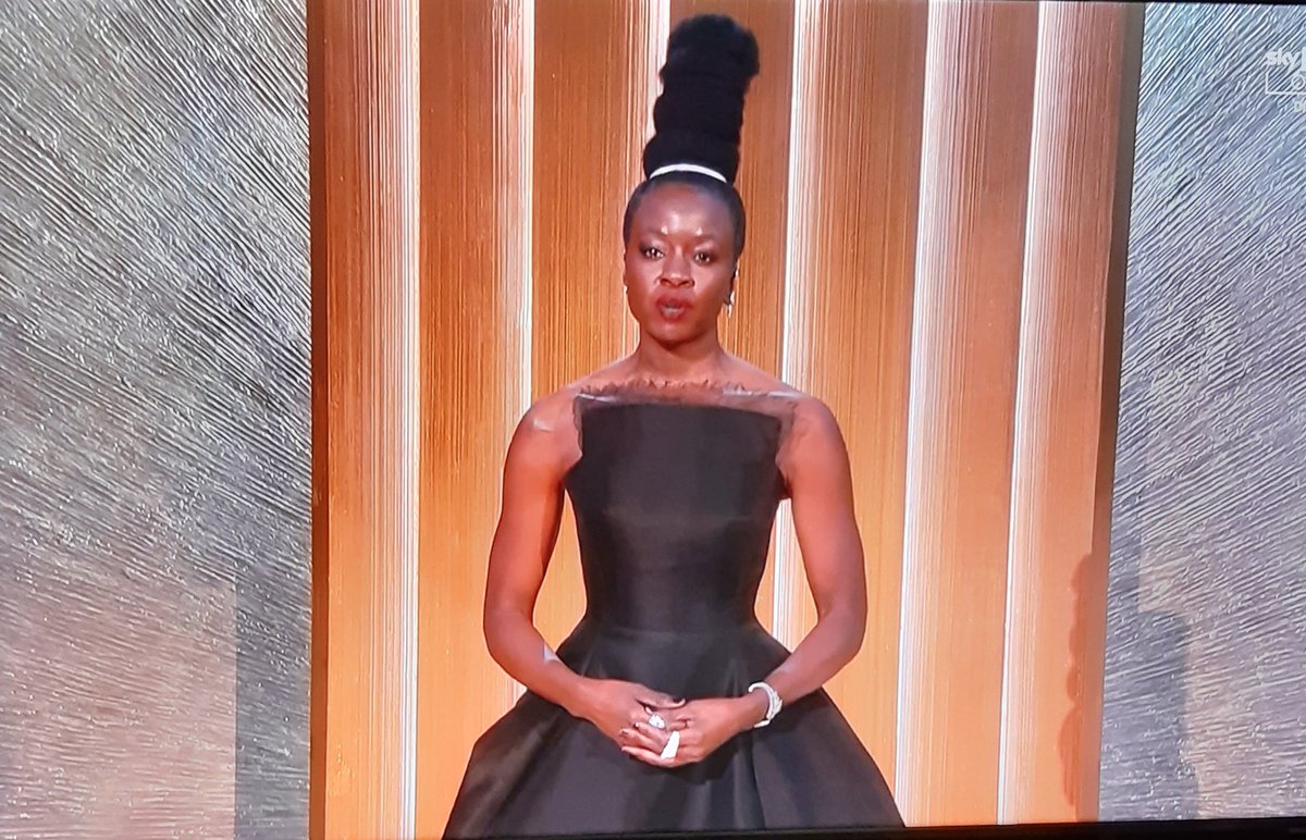 PazziPerCinema's tweet photo. Ammiriamo il coraggio di questa donna e del suo parrucchiere! 😤
#Oscars #mapperfavore https://t.co/bOTJKTemdd