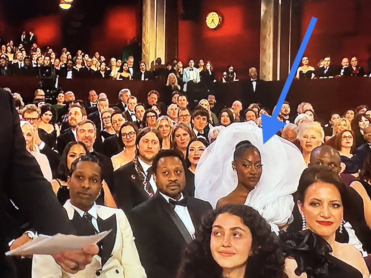 I don’t know who she is but the people behind her have to be livid. #Oscar #Oscars #Oscar2023 #Oscars2023