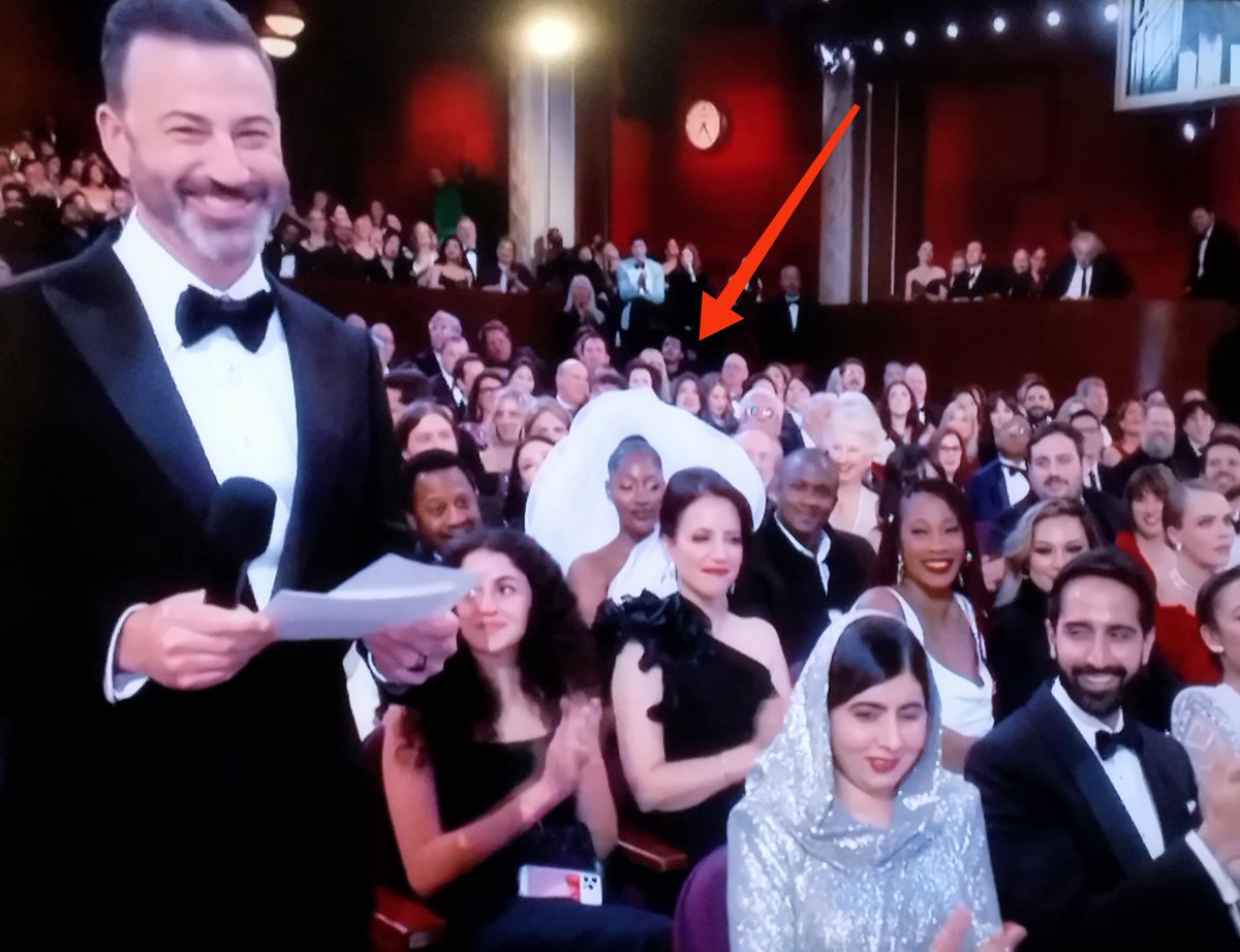 TomOpazo's tweet photo. Tu tienes mala suerte, pero no como la que se ubica detrás de ella. #Oscars2023 #TheOscars https://t.co/yGrF8U3gQT