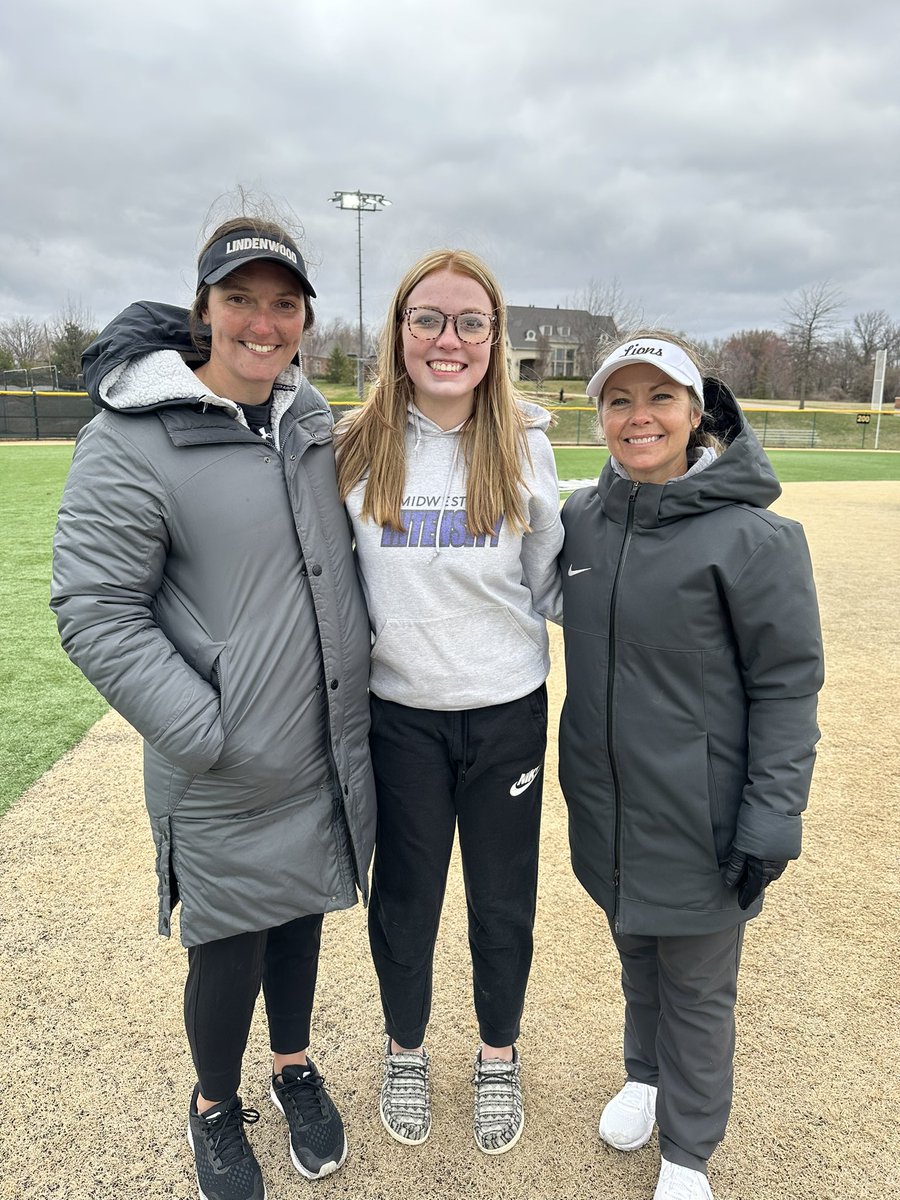 Kolie32's tweet photo. Thank you Lindenwood for giving our softball team the opportunity to come out and watch y’all play!! Getting to talk to the girls was amazing! @LindenwoodSB @MIntensity08 https://t.co/OvBK7DrdWb