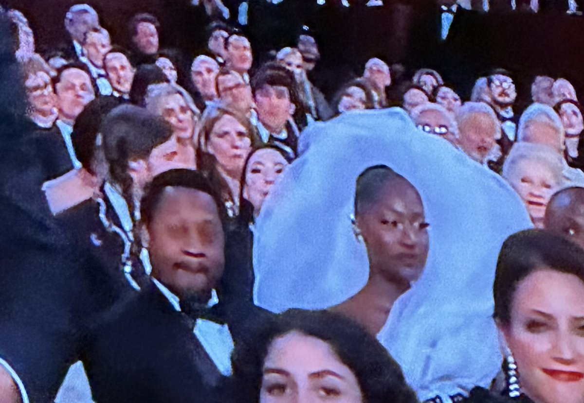 SingerSherrie's tweet photo. How unfortunate to get to the Oscars with an obstructive view. https://t.co/wyxuKPizyz