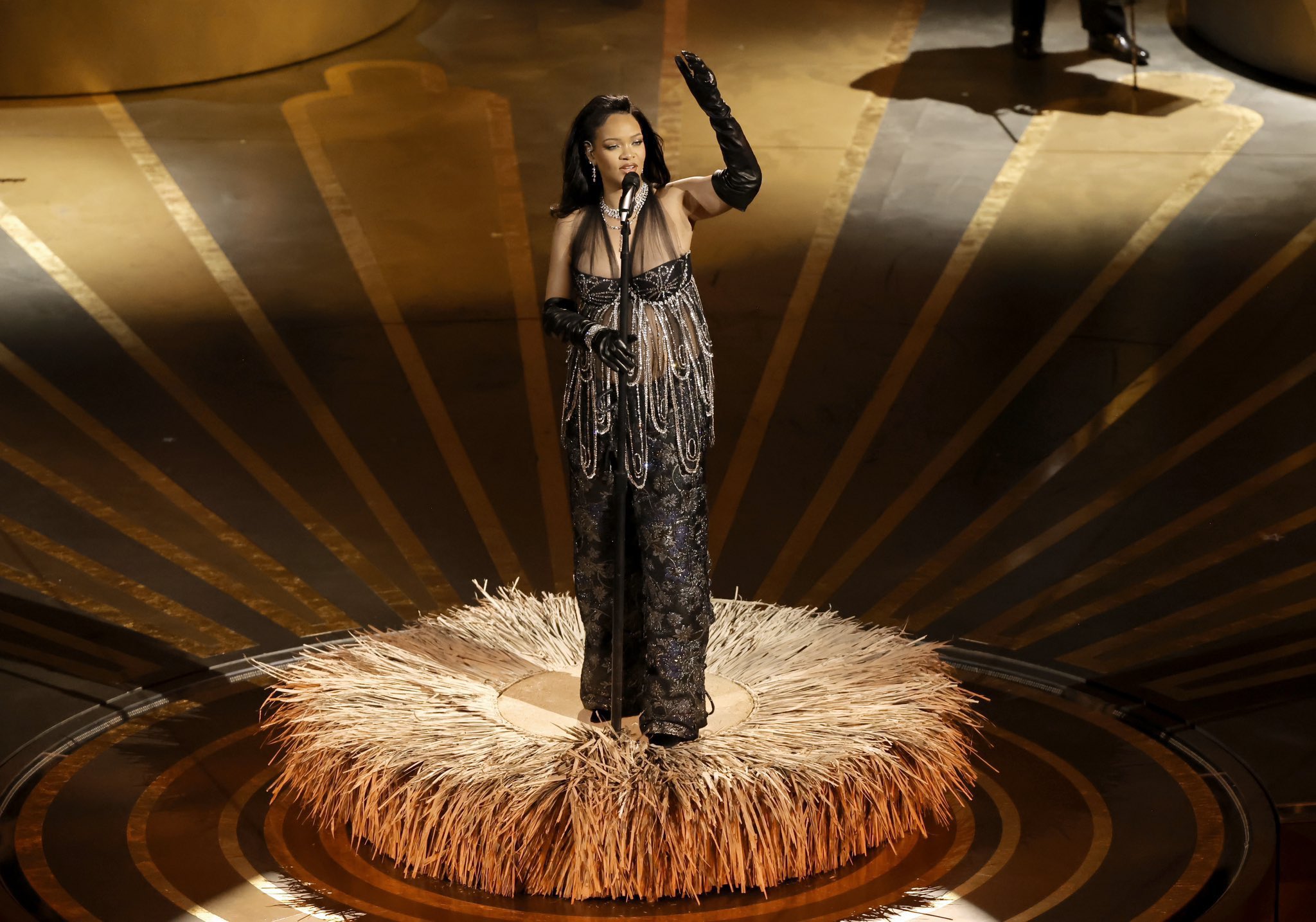 Rihanna - Σελίδα 37 FrERR0yXsAAWAkA?format=jpg&name=large