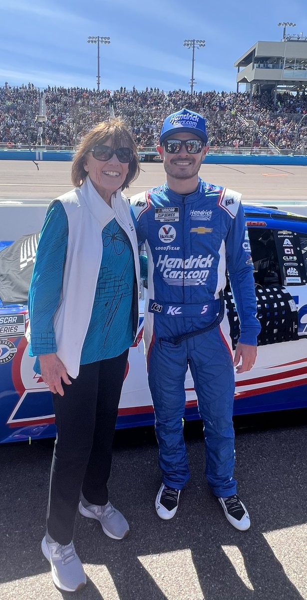 Phoenix international Raceway <a href="/KyleLarsonRacin/">Kyle Larson</a>  with <a href="/LynStJames/">Lyn St. James</a> 👍🏼