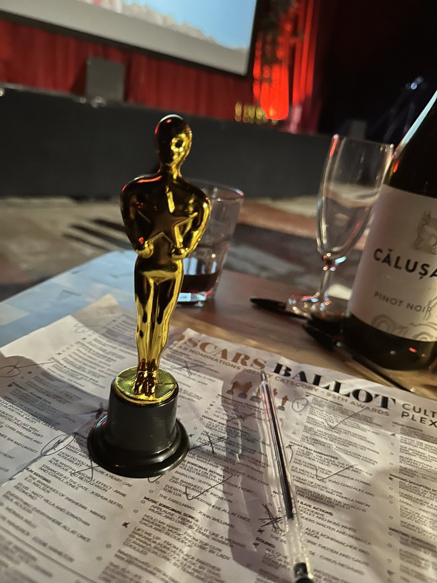 DT_L's tweet photo. So I’ve just won #BestOutfit at @MakeASceneFilm #oscars #Manchester #SelfiePodcast @CPXMCR #Fashion https://t.co/wElqxiMVTn