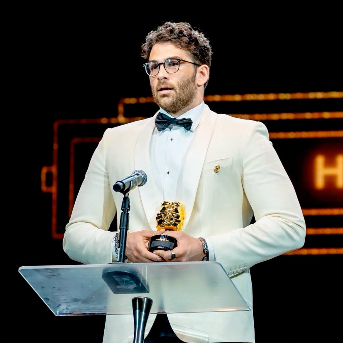 ostonox's tweet photo. this is why hasan gotta wear those crazy fits, without the nerf he bodies even the host of the oscars https://t.co/vS9AHyeF8s