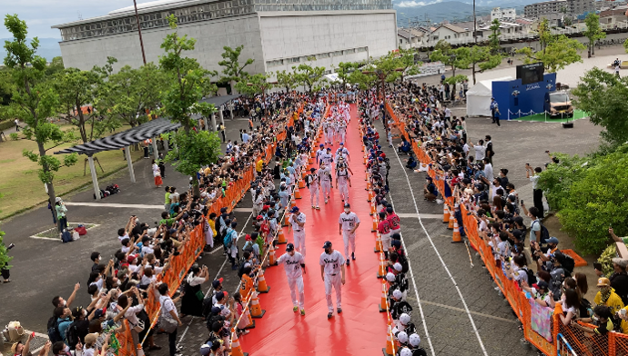 shikimaru_ehime's tweet photo. 【しきまる思い出シリーズ　part5】
2022年７月27日、「マイナビオールスターゲーム2022　第2戦」坊っちゃんスタジアムで開催！
シティドレッシングや12球団マスコットパレード、出場選手によるレッドカーペット等、街全体がオールスターゲーム色に染まった一日になったまるね！
＃愛・野球博 https://t.co/bYggy2XXUm