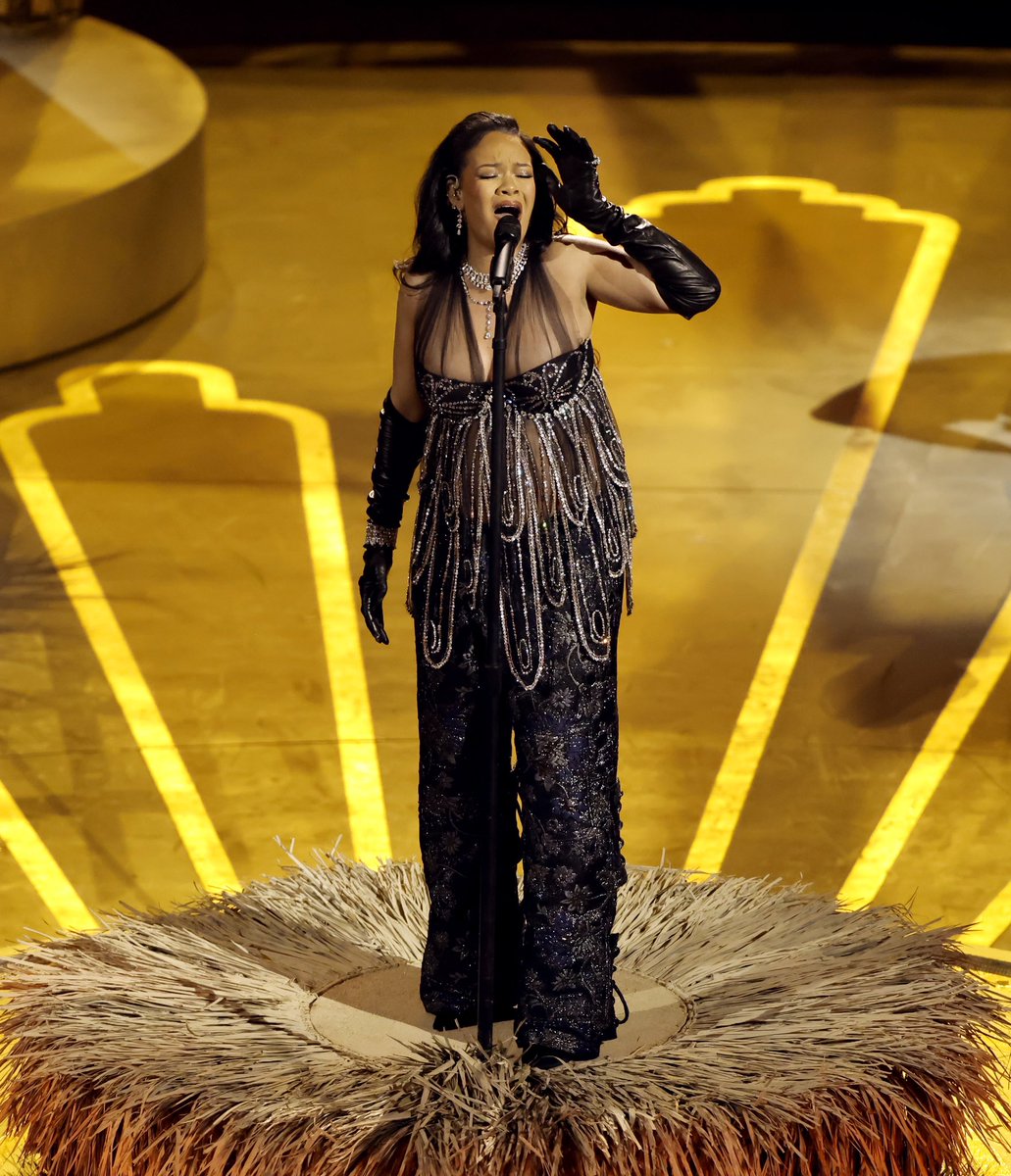 Power1051's tweet photo. #Rihanna was THE moment at the #Oscars 🔥 Her tribute to #ChadwickBoseman was absolutely BEAUTIFUL 🥹🕊️🖤 #WAKANDAFOREVER #LiftMeUp (📸: Getty) https://t.co/ajJiA6tycR
