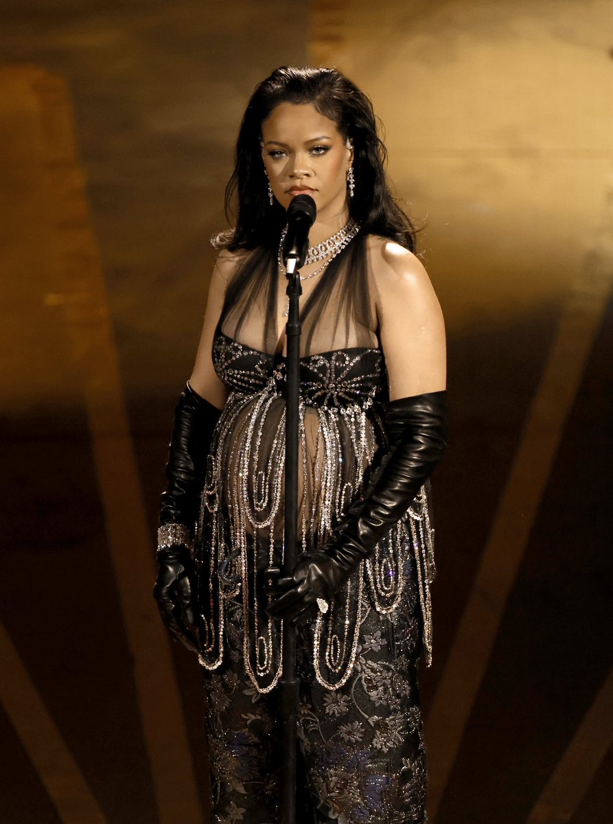 Power1051's tweet photo. #Rihanna was THE moment at the #Oscars 🔥 Her tribute to #ChadwickBoseman was absolutely BEAUTIFUL 🥹🕊️🖤 #WAKANDAFOREVER #LiftMeUp (📸: Getty) https://t.co/ajJiA6tycR