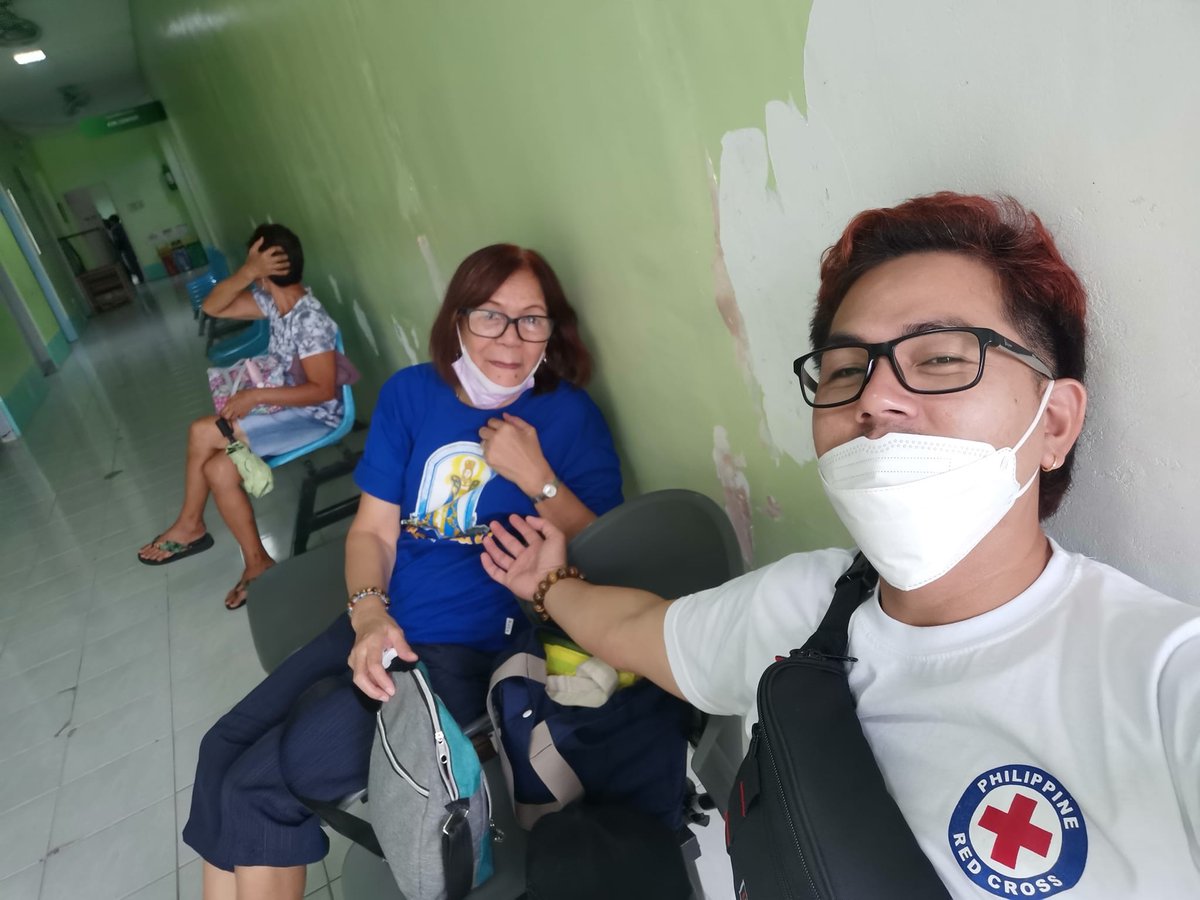 carlabrews's tweet photo. ATM: Sinasamahan ni hubby si mader para sa kanyang eye check up. Told hubby to bring my ATM card on Wednesday and mag withdraw nlng sila doon for anything that they need. Gustuhin ko mang samahan ang nanay ko, eto ako nasa bahay at working para makatulong sa gamutan nya.

Sa mga bashers ko, wag naman masyadong kapalan ang mukha sa pag iimbento ha. Also, ayaw padala ni mader sa mahal na ospital at sayang daw ang pera. That's why, ganyan ang itsura ng ospital.