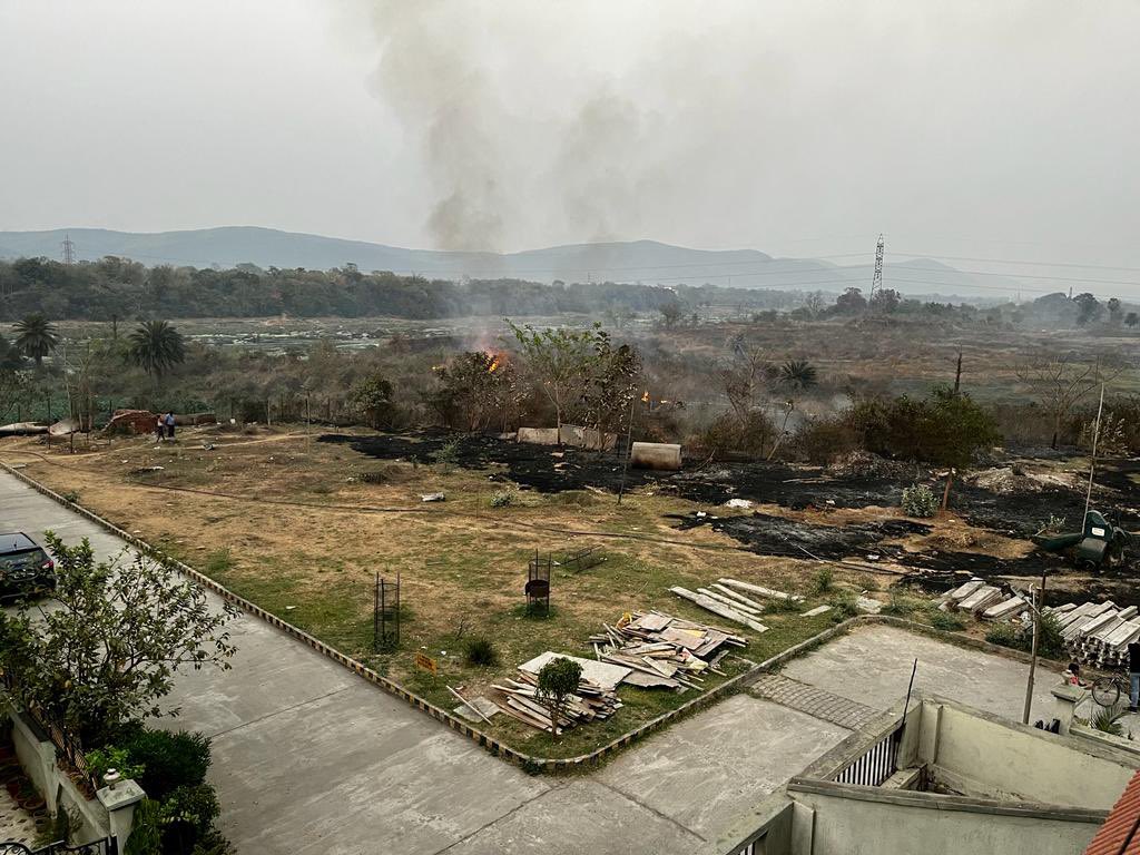 brainhurrikane's tweet photo. Dear @DCEastSinghbhum @Jsr_police
@Jamshedpur_City @jnacjsr @JsrLive
We at Vijaya Gardens, Baridih, Jamshedpur (Phases 7-12) have been exposed to constant fumes of burning garbage for the past 24 hours.
Requesting your intervention as this has become a regular occurrence. https://t.co/W5ct06dJee