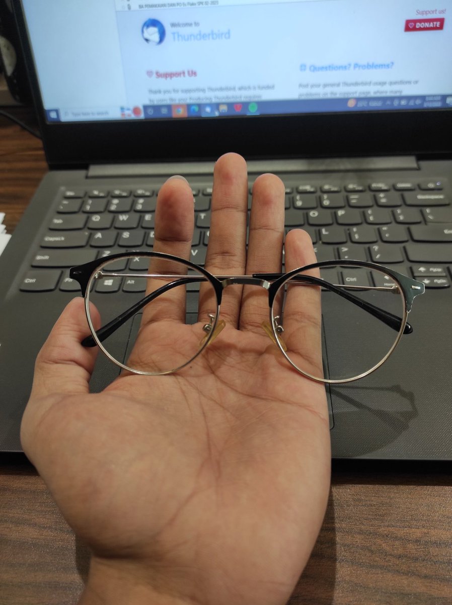 pendengarrbaik's tweet image. pas banget ini kacamata jatoh depan gua pas mau nyebrang, mbanya kayanya ga ngerasa dan udah keburu jauh motornya, ni kacamata jatoh di pertigaan tower pacific place scbd. semoga mbanya main twitter yaa #kacamatailang #scbd