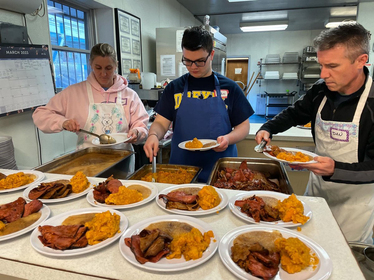 HolyGhostPrep's tweet photo. Service, one of the four pillars of the National Honor Society, was in full evidence at the @St_Francis_Inn. The NHS moderators were joined by 3 NHS members and 2 sophomores from @HolyGhostPrep to help serve delicious, healthy meals to those in need. #ThinkService #ThinkGhost https://t.co/8bKYKUM878