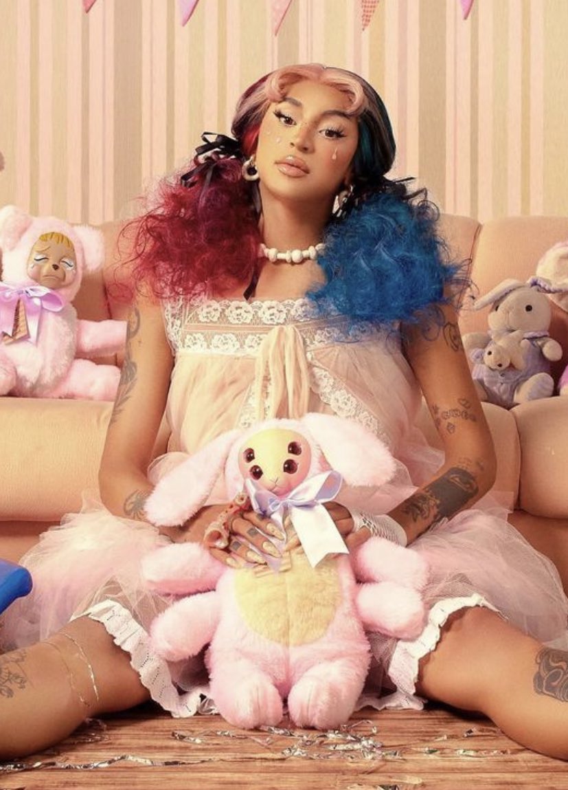 nash_fallx's tweet photo. novembro de 2022 a pabllo postou um ensaio fotográfico inspirado na melanie martinez e tinha ISSO AQUI!!!!! como deixamos isso passar???????? não é possível que isso não signifique nada https://t.co/0vdTECLdY0