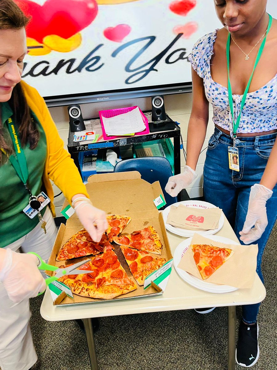PosgarESOL's tweet photo. Excellent presentation. We learned new words and had everyone's favorite: pepperoni pizza!! #Americanfood #lovepizza https://t.co/sLHkt8k29p