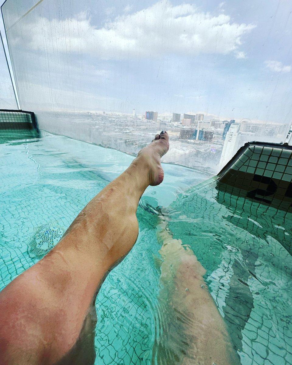 craftycalves's tweet photo. Penthouse weekend #legs  #calves #arch #toes https://t.co/SHXoCEJvQM