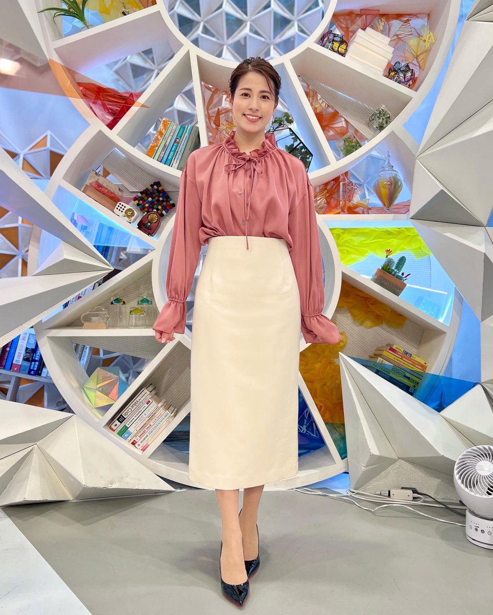 sundaybreak_cx's tweet photo. 💓Yuuuuuumi'sFashion💓
 ̄ ̄ ̄ ̄ ̄ ̄ ̄ ̄ ̄ ̄ ̄ ̄ ̄
きょうの永島アナは…🫘
サテン素材のフリルブラウスに💓
タイトスカート🤍
#LifeTag でお伝えした「あずきバー」のリニューアル🫘
食べたくて仕方がありません😆✨
#めざまし8 #永島優美 https://t.co/kN9AG3Jvdl