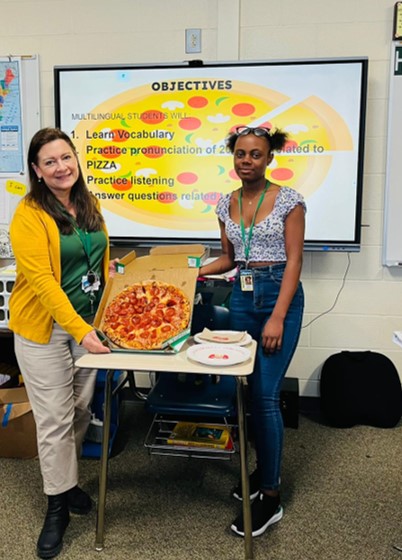 PosgarESOL's tweet photo. Excellent presentation. We learned new words and had everyone's favorite: pepperoni pizza!! #Americanfood #lovepizza https://t.co/sLHkt8k29p