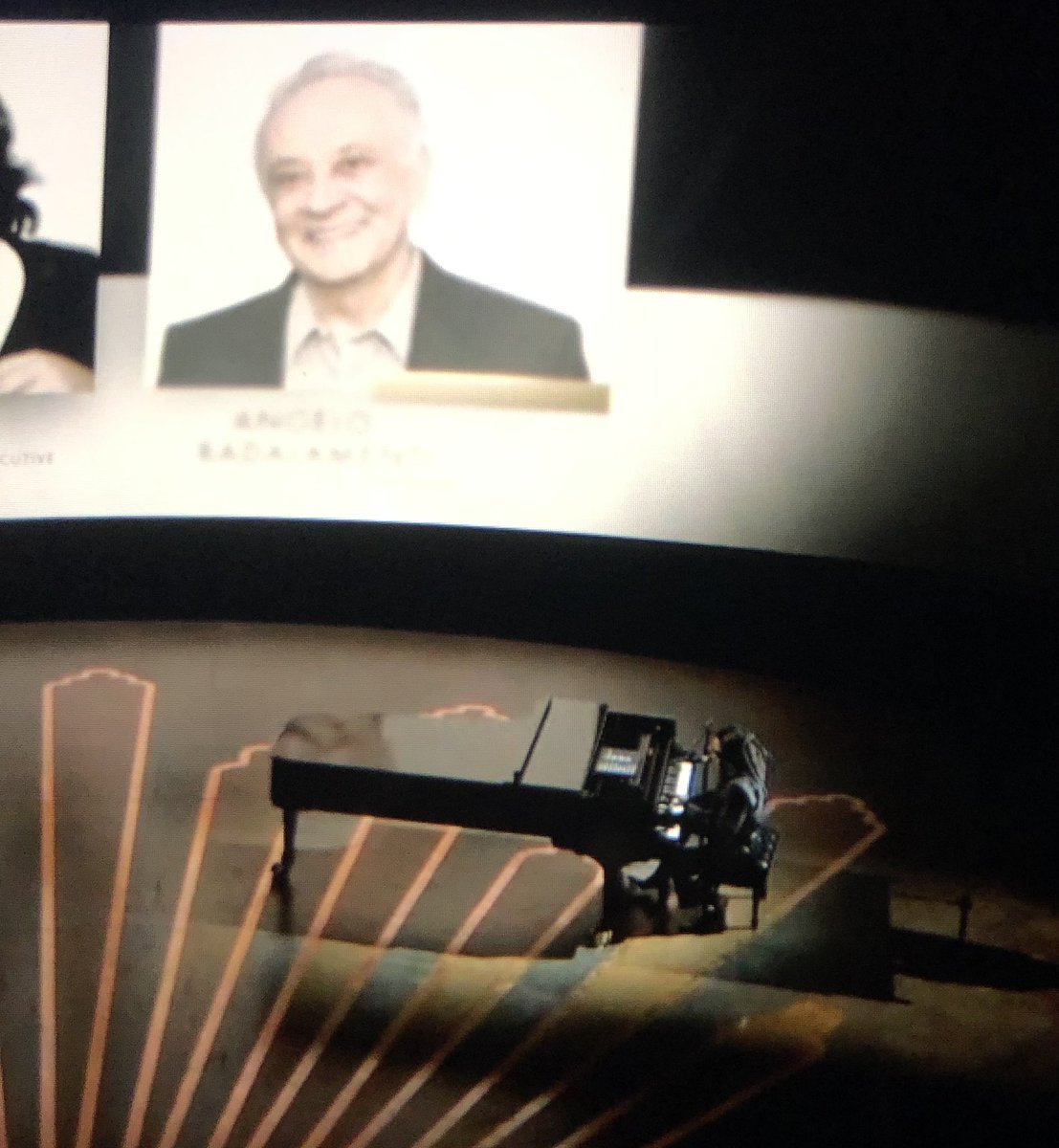 John Travolta barely able to speak through tears introducing Lenny KRAVITZ singing “calling all angels” in montage to those in memoriam —including Olivia Newton-John #Oscar2023