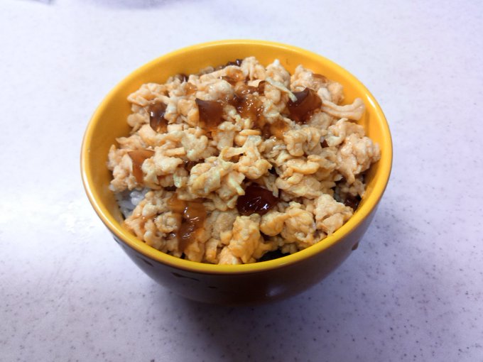 今日のお昼ごはん〜食戟のソーマでやっていた化けるふりかけご飯を作ってみました🥚🐔味は思ったのより美味い！でも少しインパク