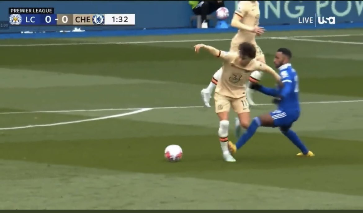 FandomID_'s tweet photo. Kenapa Casemiro kena kartu merah, sementara Ricardo Pereira yang melakukan tackle serupa ke Joao Felix enggak? https://t.co/iRcdJTu5VK