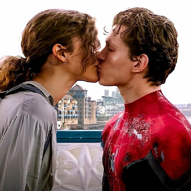 Zendaya califica de 'descorazonador' que Peter y MJ no tuvieran más de unas pocas semanas para disfrutar de ser niños en una relación de amor. #SpiderMan #Spiderverse #Sony #Marvel #MarvelStudios #Disney