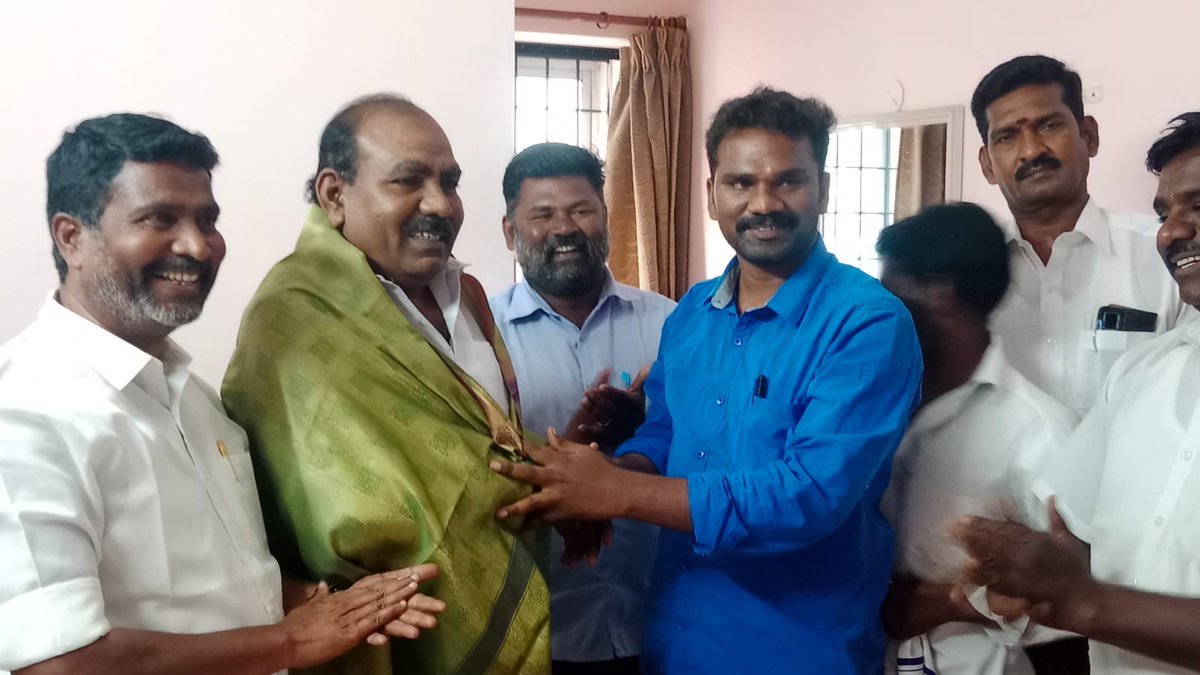 NaagaraasanA's tweet photo. 12.3.2023 
ஆதித்தமிழர் முன்னேற்ற கழகத்தில் அய்க்கியமாகும் நிகழ்வு சேலம் கிருத்திகா பேலஸ்சில் நடைபெற்றது.

இந் நிகழவில் பல்வேறு அமைப்புகளில் இருந்த முக்கிய நிர்வாகிகள், விலகி எளிய மக்களின் போர்வாள் தலைவர் ஆ.நாகராசன் அவர்கள் முன்னிமையில் தங்களை கழகத்தில் இணைத்துக் கொண்டனர். https://t.co/mWpe6qMUnX
