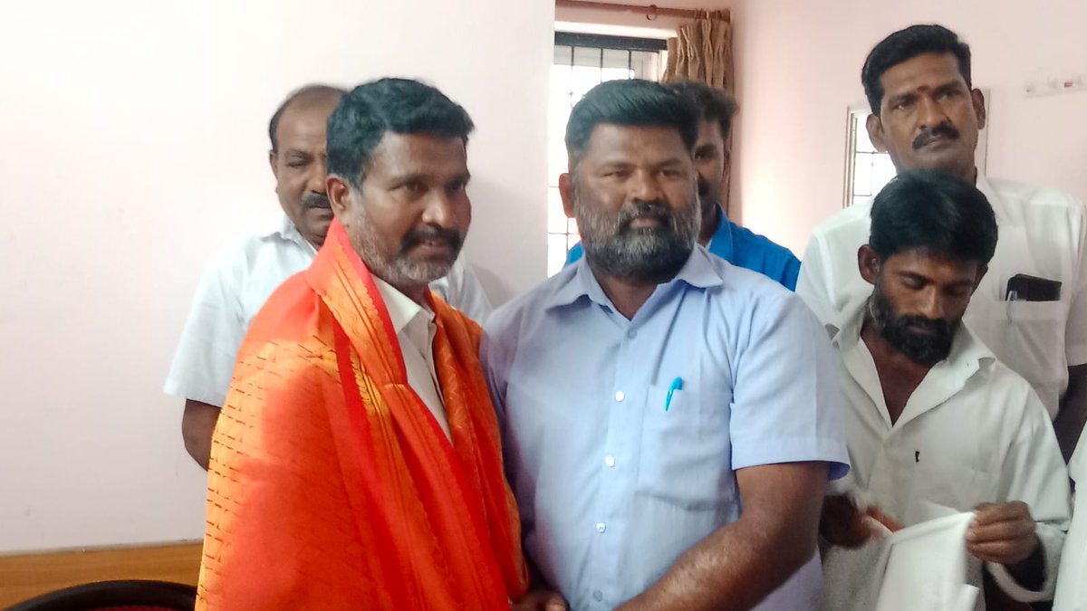 NaagaraasanA's tweet photo. 12.3.2023 
ஆதித்தமிழர் முன்னேற்ற கழகத்தில் அய்க்கியமாகும் நிகழ்வு சேலம் கிருத்திகா பேலஸ்சில் நடைபெற்றது.

இந் நிகழவில் பல்வேறு அமைப்புகளில் இருந்த முக்கிய நிர்வாகிகள், விலகி எளிய மக்களின் போர்வாள் தலைவர் ஆ.நாகராசன் அவர்கள் முன்னிமையில் தங்களை கழகத்தில் இணைத்துக் கொண்டனர். https://t.co/mWpe6qMUnX