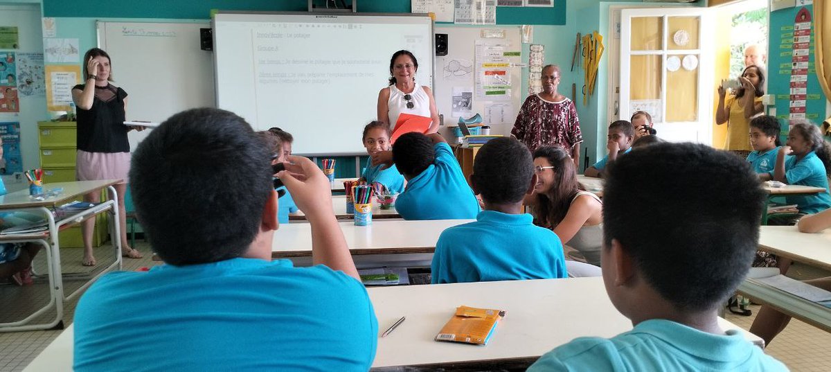 ProvinceSud's tweet photo. Dispositif Innov'Ecole de la #provincesud : l'élue Marie-Jo Barbier visite ce jour l'école Gustave-Lods qui met en place des projets #interclasses pour une culture commune du quartier de Kaméré et des enfants heureux de travailler dans un climat apaisé https://t.co/BUTiQbUPSJ