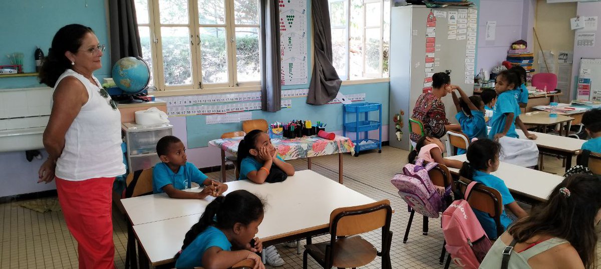 ProvinceSud's tweet photo. Dispositif Innov'Ecole de la #provincesud : l'élue Marie-Jo Barbier visite ce jour l'école Gustave-Lods qui met en place des projets #interclasses pour une culture commune du quartier de Kaméré et des enfants heureux de travailler dans un climat apaisé https://t.co/BUTiQbUPSJ