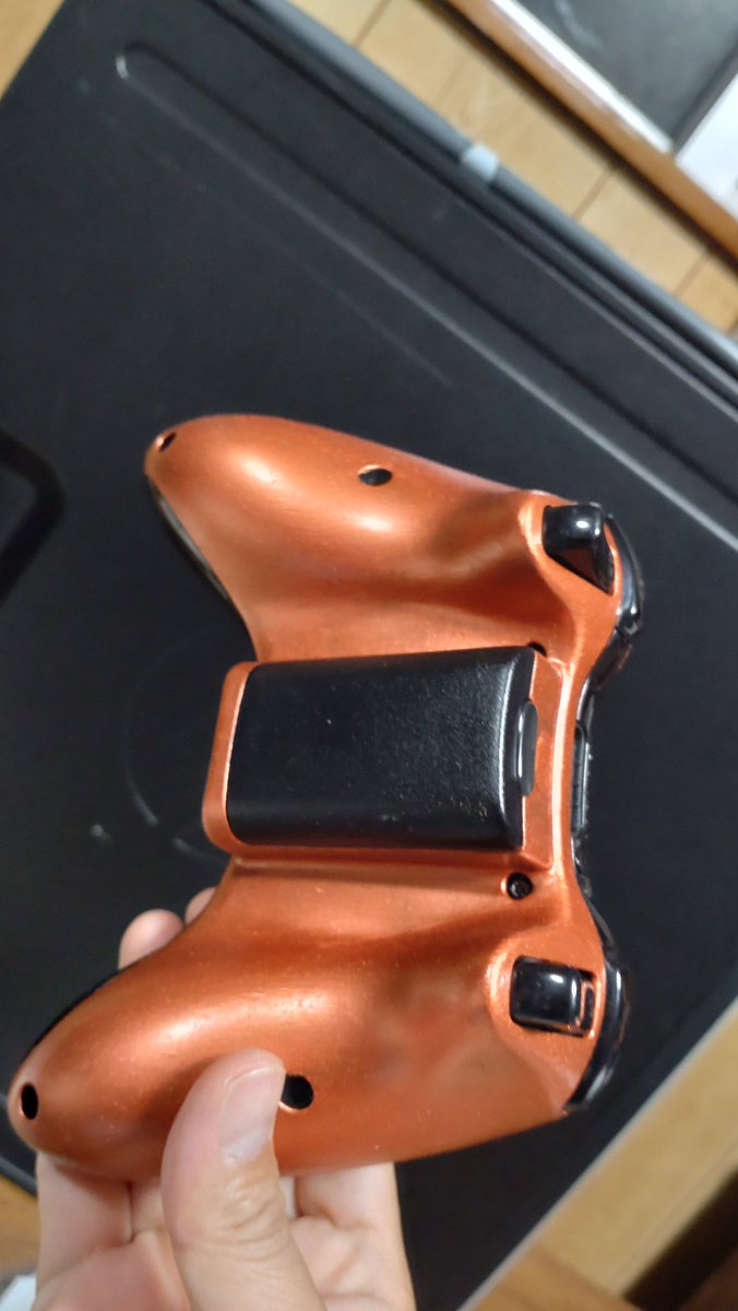 allfort1313's tweet image. 360オリコン制作過程。
ネジ7本特殊ネジ。
シール下に1本ネジ隠れてた。
ペーパー400番足つけ。
下地は薄めた木工ボンド。
塗料ダイソー、コッパー色の筆塗り。
トップコートマットタイプ。
基本3度塗り。
振動モーター除去。
＃xbox360 
＃originalcontroller 
＃DIY ＃ダイソー