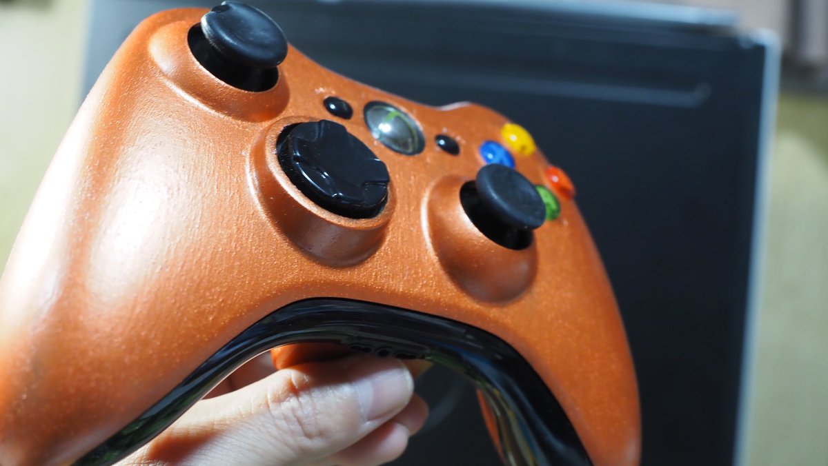 allfort1313's tweet image. 360オリコン制作過程。
ネジ7本特殊ネジ。
シール下に1本ネジ隠れてた。
ペーパー400番足つけ。
下地は薄めた木工ボンド。
塗料ダイソー、コッパー色の筆塗り。
トップコートマットタイプ。
基本3度塗り。
振動モーター除去。
＃xbox360 
＃originalcontroller 
＃DIY ＃ダイソー