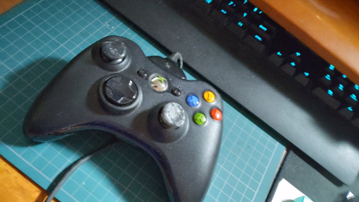 allfort1313's tweet image. 360オリコン制作過程。
ネジ7本特殊ネジ。
シール下に1本ネジ隠れてた。
ペーパー400番足つけ。
下地は薄めた木工ボンド。
塗料ダイソー、コッパー色の筆塗り。
トップコートマットタイプ。
基本3度塗り。
振動モーター除去。
＃xbox360 
＃originalcontroller 
＃DIY ＃ダイソー