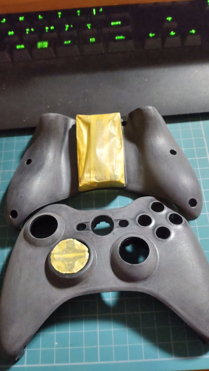 allfort1313's tweet image. 360オリコン制作過程。
ネジ7本特殊ネジ。
シール下に1本ネジ隠れてた。
ペーパー400番足つけ。
下地は薄めた木工ボンド。
塗料ダイソー、コッパー色の筆塗り。
トップコートマットタイプ。
基本3度塗り。
振動モーター除去。
＃xbox360 
＃originalcontroller 
＃DIY ＃ダイソー