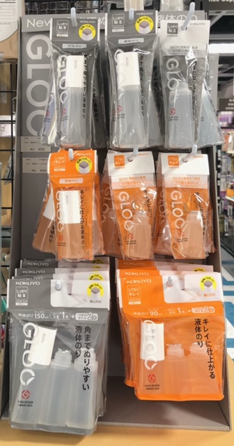 Itoya_Aobadai's tweet image. 四角いスポンジヘッドで
　＃カドまで塗りやすい液体のり

はみ出しにくく、周りも汚れにくい　
　
本体１本分のつけ替え用ボトルも✌️

使い終わった空ボトルを交換して、キャップとスポンジヘッド部分はそのまま使えます👍　

しっかり貼る・シワなくキレイに貼るの2タイプ😀
＃コクヨ　＃GLOO