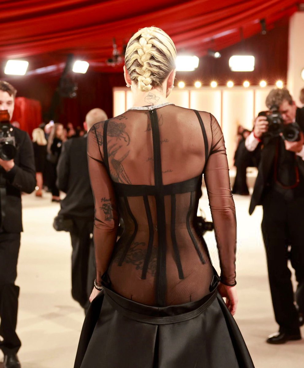 Lady Gaga 奧斯卡典禮驚喜亮相，身上穿的透視裝，是吉吉哈蒂(Gigi Hadid) 3 月 9 日在Versace 時裝秀穿上伸展台的禮服 🥰 典禮上的表演 則以素顏、破牛仔褲登台，演唱《捍衛戰士2獨行俠》主題曲〈Hold My Hand〉，相當動