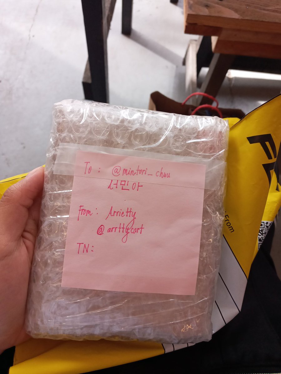 mintori_chuu's tweet photo. Actually nung weekend pa sya dumating but now ko lang naopen.. parang nagsisimula na ko sa red hair won collector era ko huhu🥲💸 thank you so much po🥺💛
#arrttyproofs https://t.co/wKGxmGQGYR
