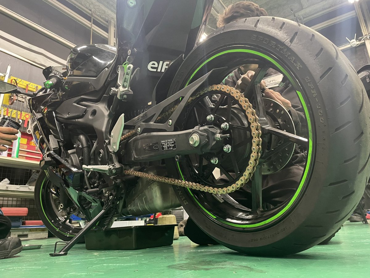 12検メンテ中のZX25R スプロケットめっちゃかっこいい〜💕 これが噂の
