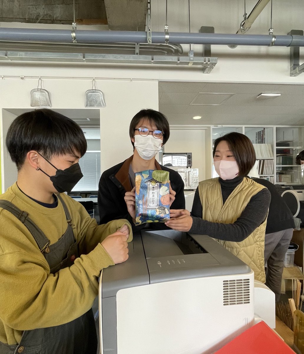 LABSHIB's tweet photo. 柴田先生からお土産いただきました✨
ありがとうございます！
これ食べて大掃除頑張ります🧹オカダ https://t.co/Hn8lKsjNES