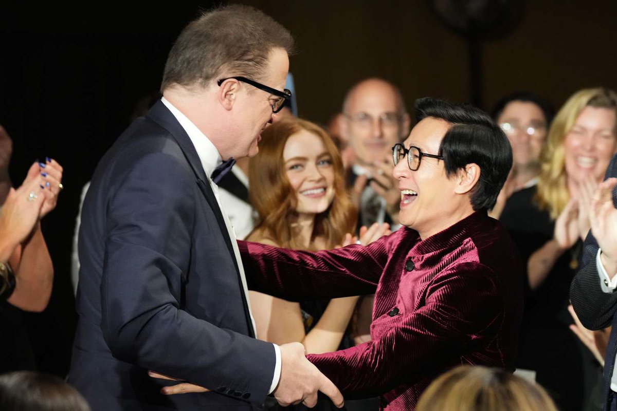 oxentepipoca's tweet image. "Nós ainda estamos aqui", disse Brendan Fraser para Ke Huy Quan em uma conversa há algumas semanas. 

Hoje, ambos são vencedores do Oscar e imortalizam seus nomes na história do cinema.