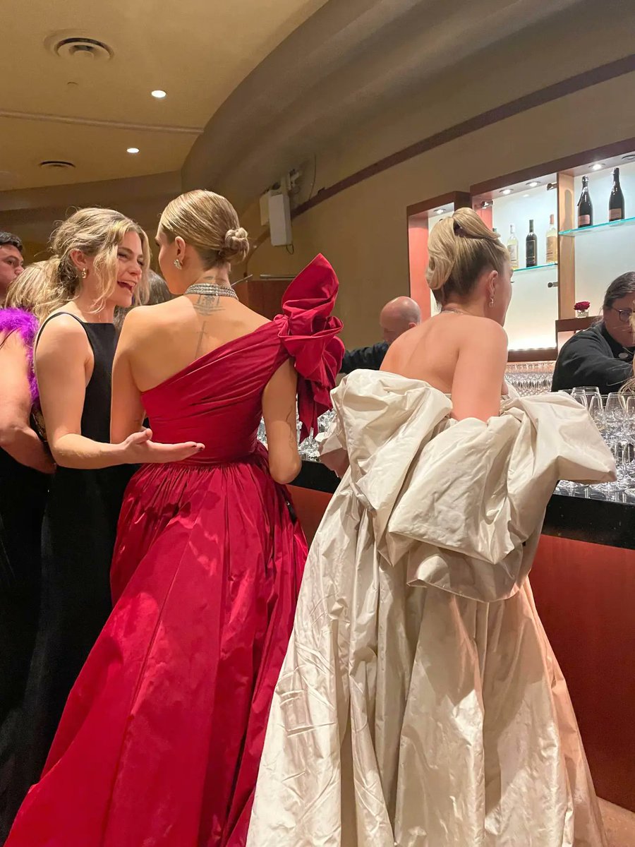 NatInquirer's tweet photo. The supermodel — who recently revealed in a Vogue cover story that she decided to enter rehab and get sober — palled around with actress and fellow Academy Awards presenter Florence Pugh at the Dolby Theatre bar, according to sources. #Oscars https://t.co/3fOgBu69bO