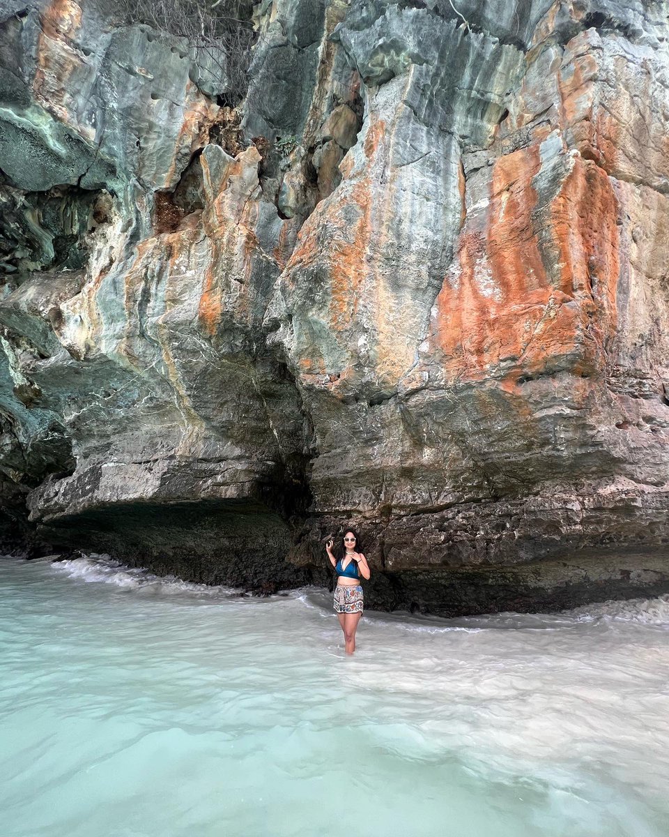 rekhanahar's tweet image. This is the iconic beach-Maya Bay- #TheBeach movie (#LeonardoDiCaprio DiCaprio) which was shot here.Limestone cliffs, turquoise water, white sands,coral reefs &amp;amp; stunning underwater marine life (did one of my scuba dives close to this bay) #mytravelstory #travel #thailand #krabi
