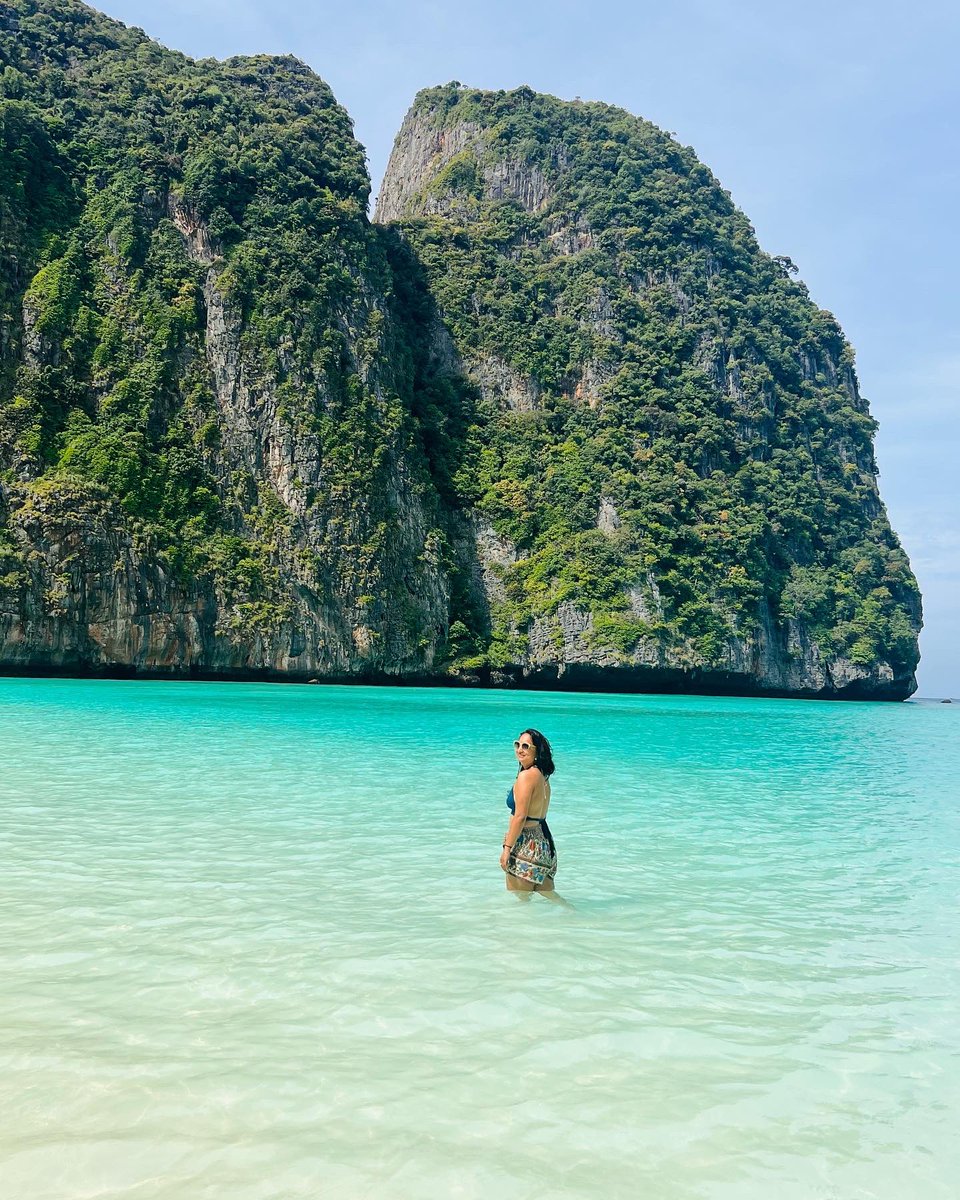 rekhanahar's tweet image. This is the iconic beach-Maya Bay- #TheBeach movie (#LeonardoDiCaprio DiCaprio) which was shot here.Limestone cliffs, turquoise water, white sands,coral reefs &amp;amp; stunning underwater marine life (did one of my scuba dives close to this bay) #mytravelstory #travel #thailand #krabi