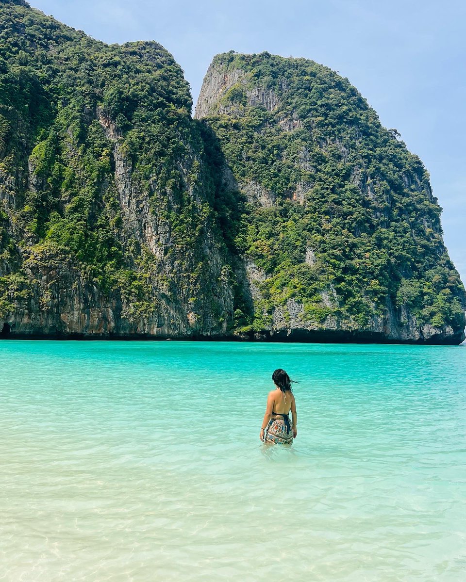rekhanahar's tweet image. This is the iconic beach-Maya Bay- #TheBeach movie (#LeonardoDiCaprio DiCaprio) which was shot here.Limestone cliffs, turquoise water, white sands,coral reefs &amp;amp; stunning underwater marine life (did one of my scuba dives close to this bay) #mytravelstory #travel #thailand #krabi