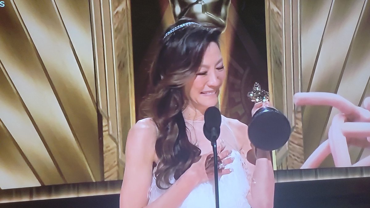 PaolaCondeC's tweet photo. #Michellyeoh Mejor actriz en los #Oscars por #EverythingEverywhereAllAtOnce https://t.co/ZqYC2CNIln