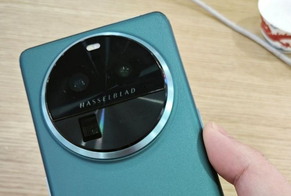 gizmochina's tweet image. Multiple Oppo Find X6 Pro Live Shots Emerge to Showcase Front, Rear Design

#OPPO #FindX6Pro #OPPOFindx6series #Snapdragon8Gen2 

gizmochina.com/2023/03/13/opp…