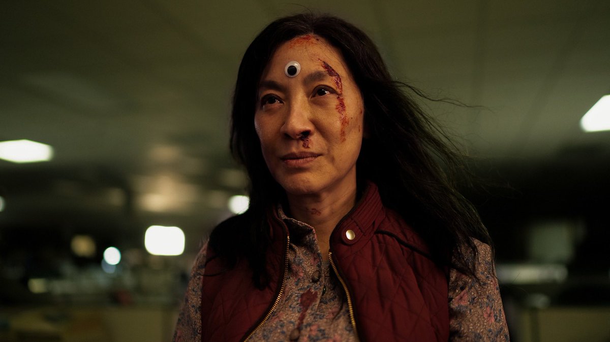 PopCrave's tweet photo. Michelle Yeoh wins the #Oscar for Actress in a Leading Role. https://t.co/VZXaEjbfTp