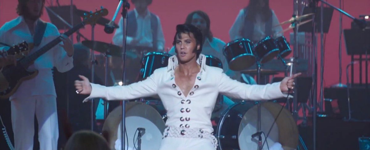 shannarabutler's tweet photo. I feel so sorry because everyone tonight robbed Elvis (2022) and the incredible work about the costumes, scenery, photos, lights, montage, storyline and PERFORMANCES, but we know the power of this movie directed by Baz, we know the tribute dedicated to Elvis so thanks Baz🫶 https://t.co/K0R1b1lVqG