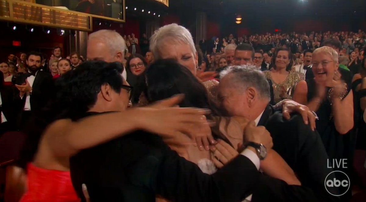 vulture's tweet photo. 😭😭😭 #oscars https://t.co/phW4fdVJyi